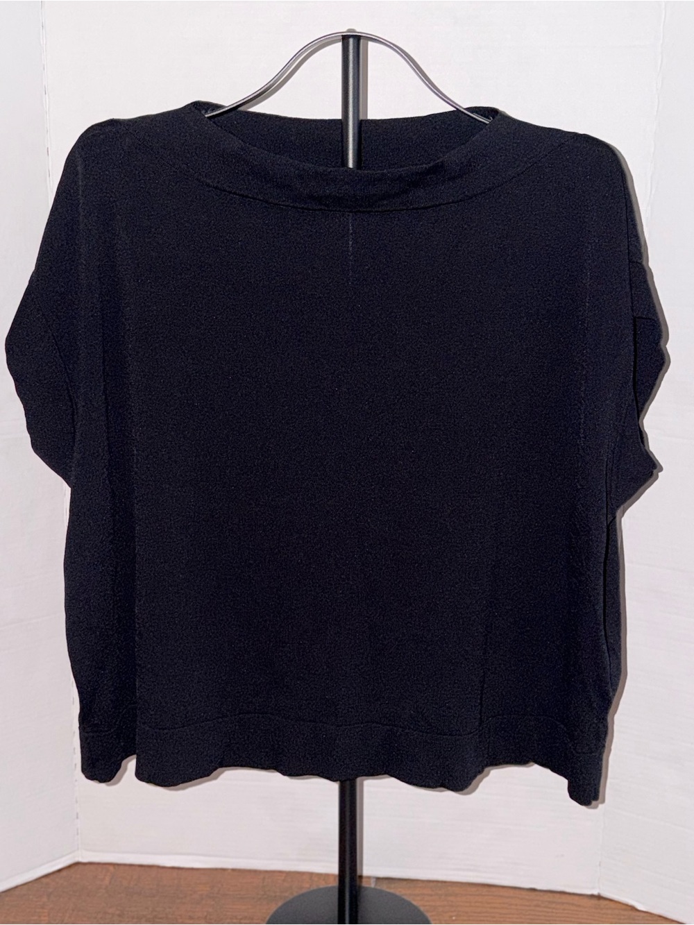 entro Black Short Sleeve Boxy Women's Top